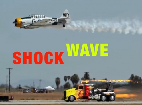 VIDEO: Xe đầu kéo đua với máy bay và cái kết bất ngờ 