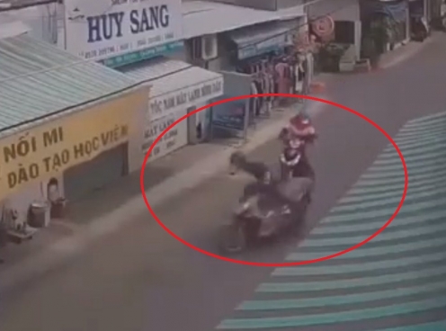 VIDEO: Thanh niên giật đồ trên đường nhưng mất lái và cái kết mãn nhãn