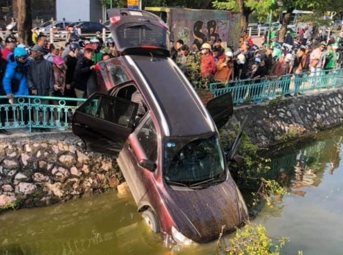 Hyundai SantaFe đâm bung lan can đường Thanh Niên, cắm đầu xuống Hồ Trúc Bạch