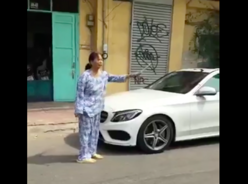 Bà cụ cầm búa đập vỡ xe Mercedes-Benz đỗ trước nhà ở Sài Gòn vì 'nó dám thách'