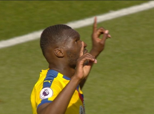 VIDEO: Benteke đánh đầu tung lưới Arsenal
