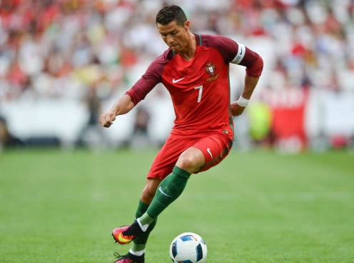 VIDEO: Ronaldo xỏ háng đối thủ điệu nghệ ở Nations League