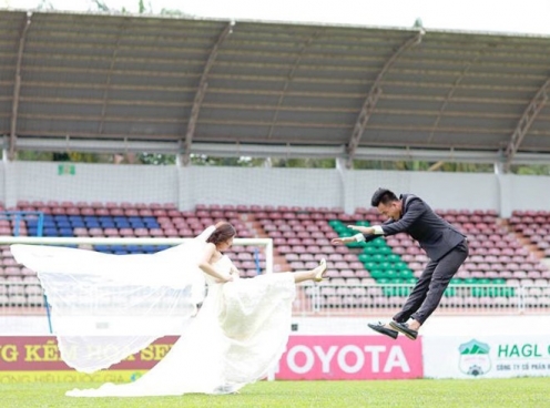 Bản tin thể thao 31/12: Thủ môn U23 VN tung ảnh cưới dí dỏm