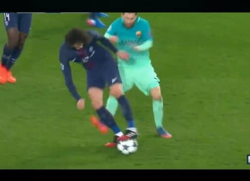 VIDEO: Xem cầu thủ PSG xỏ háng Messi như đá ma