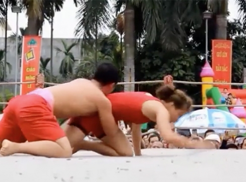 Cô gái hạ 'knock-out' chàng trai tại sới vật Hải Phòng