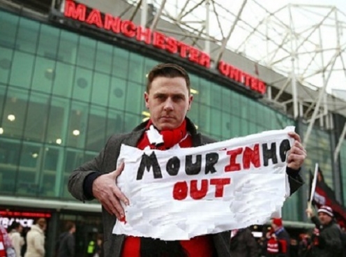 CĐV Man Utd đòi sa thải Mourinho