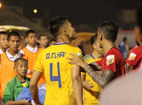 Tuyển thủ Việt Nam đòi 'ăn thua' với đàn anh ngay trên sân