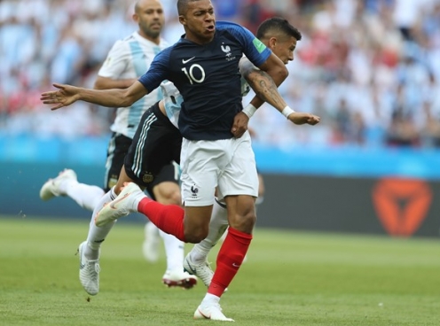 Pha tăng tốc kinh điển của Mbappe loại mọi cầu thủ Argentina