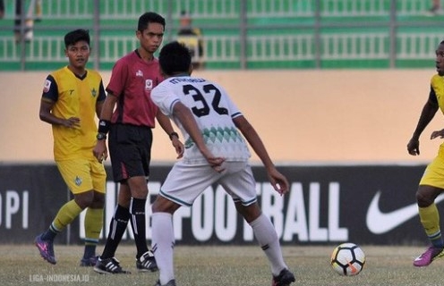 Cầu thủ Indonesia đuổi đánh trọng tài như... phim hành động