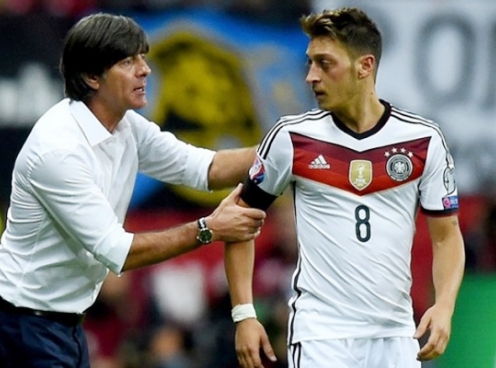 HLV ĐT Đức đến tận sân thuyết phục Mesut Ozil trở lại