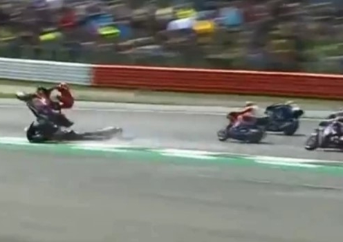 VIDEO: Tai nạn kinh hoàng tại giải MotoGP chỉ vài giây sau khi xuất phát