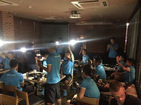 Tạm gác 'sóng gió', U22 Việt Nam mở tiệc trên đất Hàn Quốc