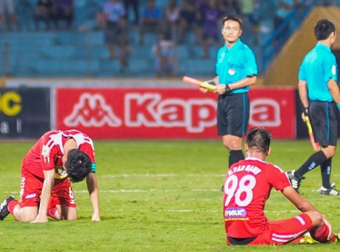 Văn Toàn chực khóc, Xuân Trường đổ gục xuống sân trong ngày HAGL bị loại