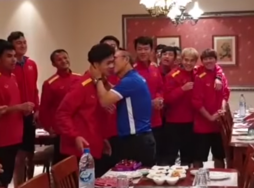 VIDEO: HLV Park Hang Seo ôm, hôn Công Phượng