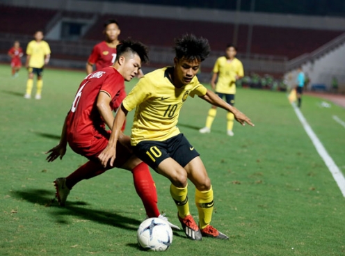 VIDEO: Cầu thủ Malaysia đánh mông tinh tế, giúp U18 Việt Nam chiến thắng
