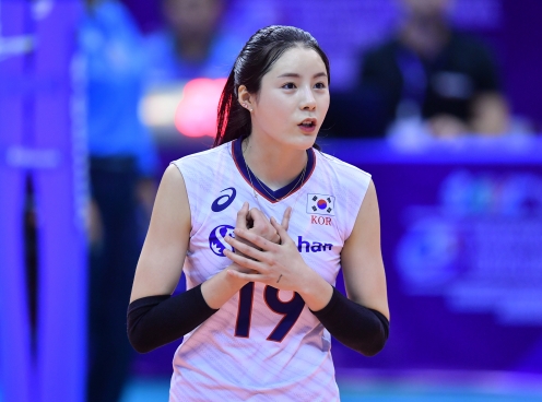 VIDEO: 'Nữ thần' bóng chuyền Hàn Quốc vạch áo, đốn tim NHM