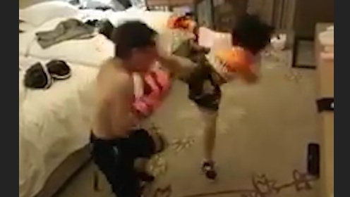 VIDEO: Pha solo MMA cực chất của em gái với anh trai trong phòng ngủ
