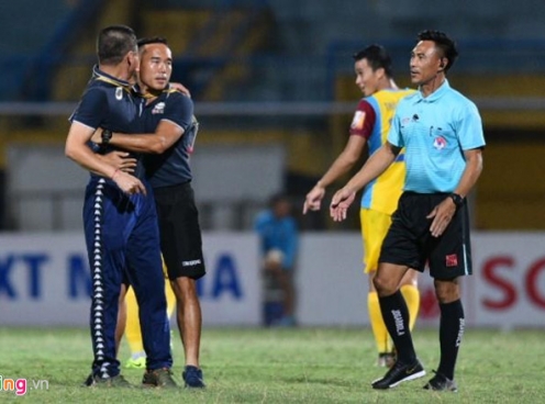 HLV Chu Đình Nghiêm: 'Trọng tài bắt trận rất non kinh nghiệm'