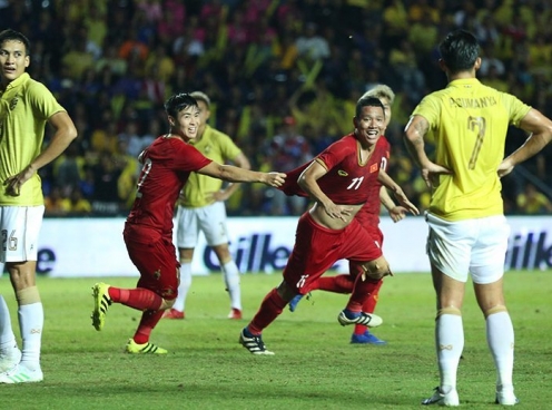 CĐV Thái Lan vỡ oà sung sướng khi rơi vào bảng đấu với Việt Nam