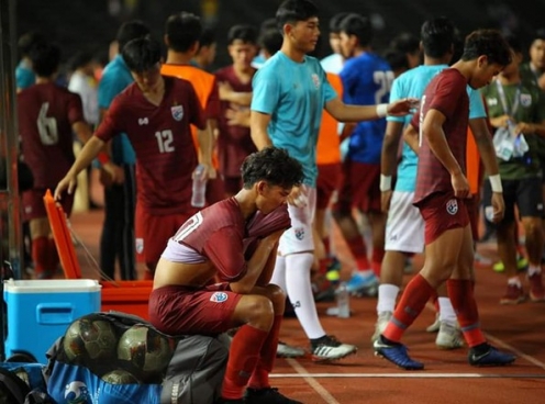 Bầu không khí u ám bao trùm U19 Thái Lan sau trận thua U19 Campuchia