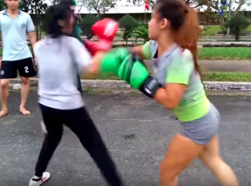 VIDEO: 2 bạn nữ xinh đẹp so tài boxing trên phố đi bộ