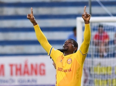 VIDEO: Sân Thiên Trường nổ tung với bàn thắng của Tony Agbaji