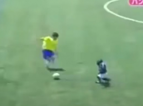 VIDEO: Chú khỉ đi bóng 'cực ngầu' qua luôn 2 cầu thủ 