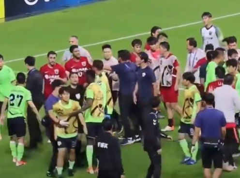 VIDEO: Cầu thủ Trung Quốc dùng kungfu trên sân cỏ