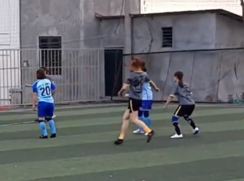 VIDEO: 'Cười ra nước mắt' với những cô gái lần đầu đá bóng