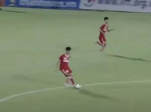VIDEO: Cầu thủ U19 PVF tái hiện bàn thắng từ giữa sân của Beckham