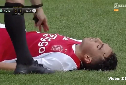 VIDEO: Cận cảnh tài năng trẻ Ajax đột quỵ khi đang thi đấu