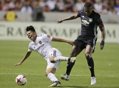 VIDEO: Valencia nhận thẻ đỏ sau pha vào bóng không đáng có