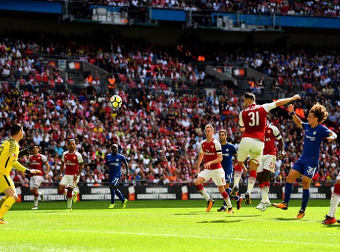 VIDEO: Kolasinac bật cao đánh đầu gờ hoà 1-1 cho Arsenal