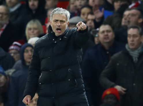 HLV Mourinho: 'Liverpool chỉ chăm chăm lo phòng ngự'