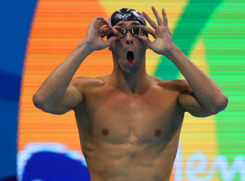Michael Phelps bơi thi cùng cá mập trắng
