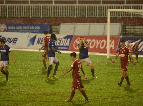 Cầu thủ Quảng Ninh ghi bàn, ăn mừng như trêu ngươi Công Vinh