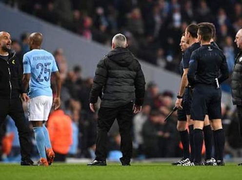 Cãi nhau tay đôi nảy lửa với trọng tài, Pep Guardiola bị đuổi lên khán đài