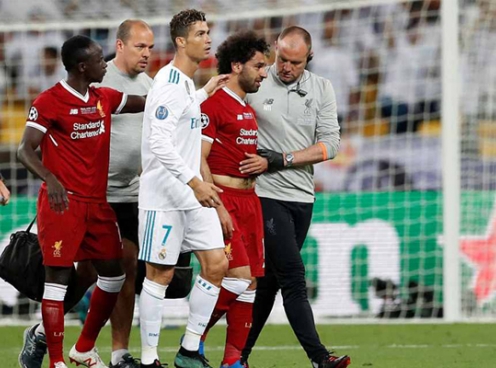 Ronaldo hành động cực đẹp với Salah trong trận cầu đầy đủ 'hỉ, nộ, ái, ố'