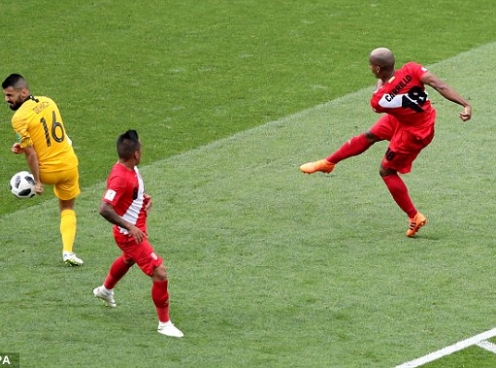 Úc rời World Cup 2018 sau trận thua 0-2 trước Peru