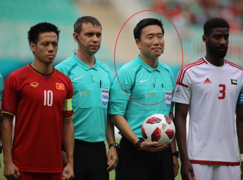 VIDEO: Những tình huống trọng tài Hàn Quốc 'làm ngơ' cho UAE