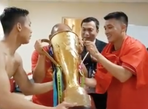 VIDEO: HLV Park Hang-seo uống bia bằng cúp vô địch AFF Cup 2018