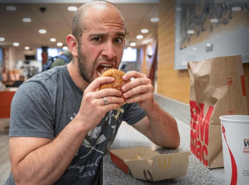HLV thể hình nổi tiếng ăn Big Mac mỗi ngày mà vẫn giảm cân
