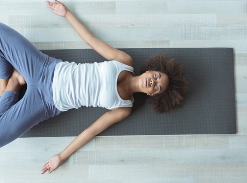 5 tư thế yoga đơn giản giúp bạn ngủ ngon hơn