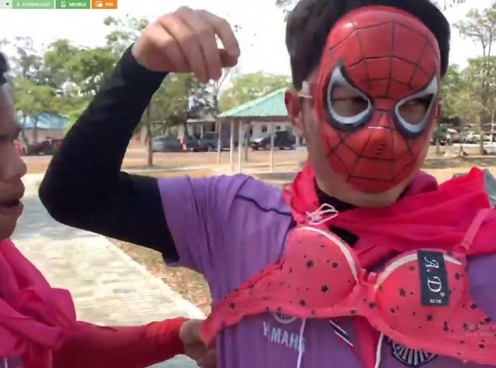 VIDEO: Xuân Trường mặc áo lót hóa Spider-Man chạy thi với đồng đội