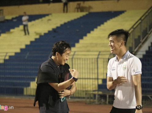 Trợ lý Lee Young Jin động viên Tiến Linh sau trận khai mạc V-League