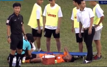 Cầu thủ U19 Đà Nẵng gãy chân sau pha xoạc bóng với cầu thủ HAGL