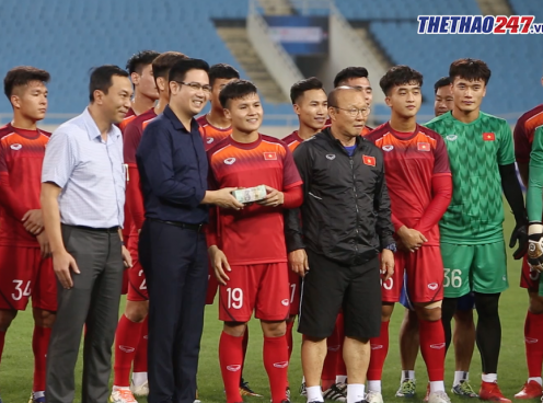 VIDEO: U23 Việt Nam được tặng nửa tỉ ngay trên sân tập