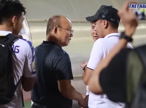 VIDEO: HLV Park ân cần hỏi han Phạm Đức Huy sau trận thắng Hải Phòng