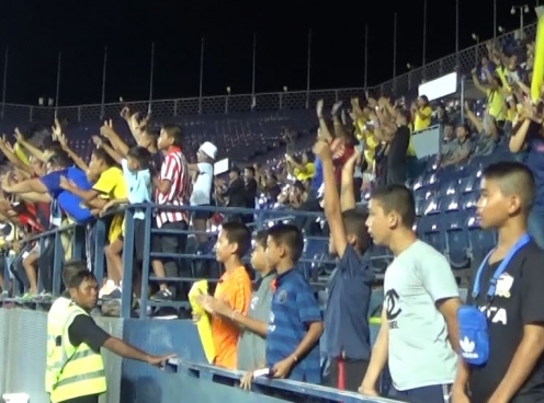 VIDEO: CĐV Thái Lan ăn mừng như thể đội nhà vô địch khi Curacao thắng Việt Nam