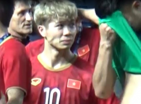VIDEO: Tiến Dũng ôm Văn Thanh, Công Phượng nhìn vào khoảng không vô tận sau khi nhận HCB